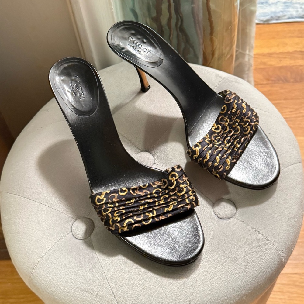 Gucci Black and Gold Heeled Shoes with Elegant Design